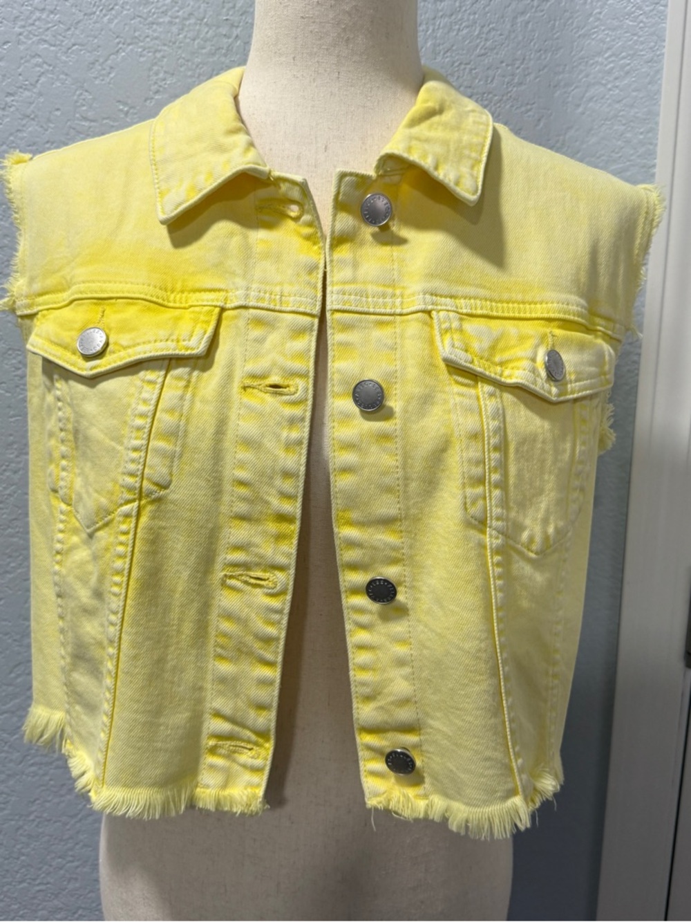 Avec Les Filles Size L Butter Yellow Cropped Denim Vest Frayed Coastal Summer - Picture 5 of 15